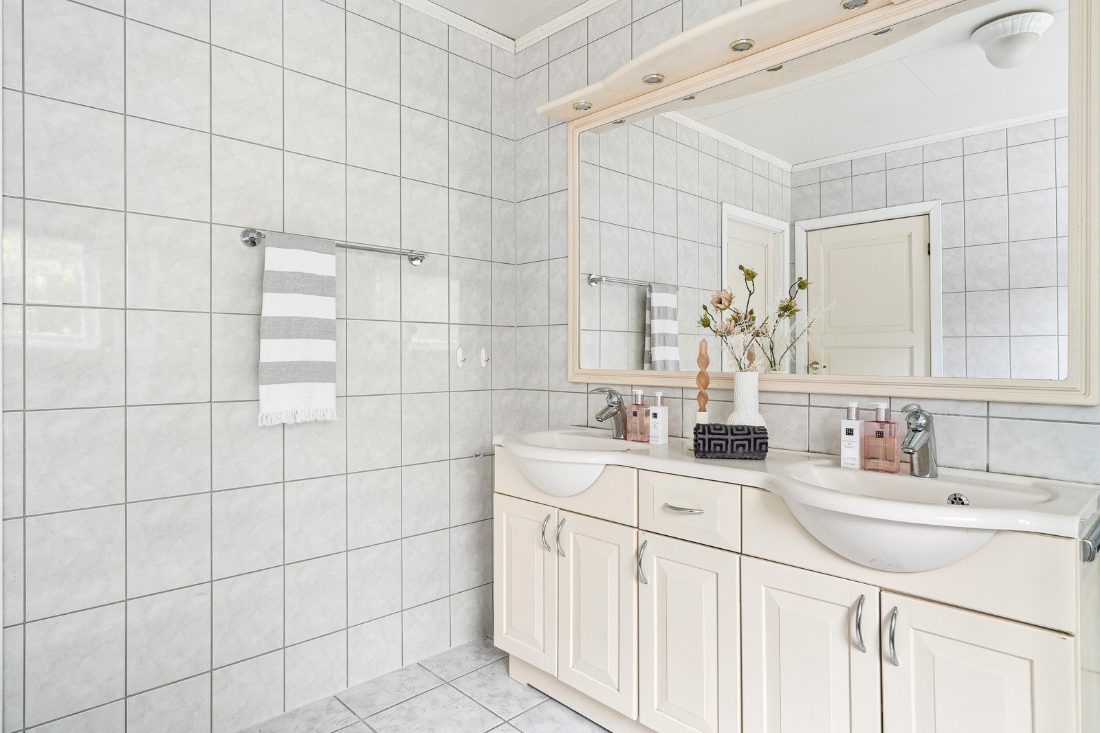 Badet har toalett, gulvvarme og et dusjhjørne med skyvedører. Galleribilde