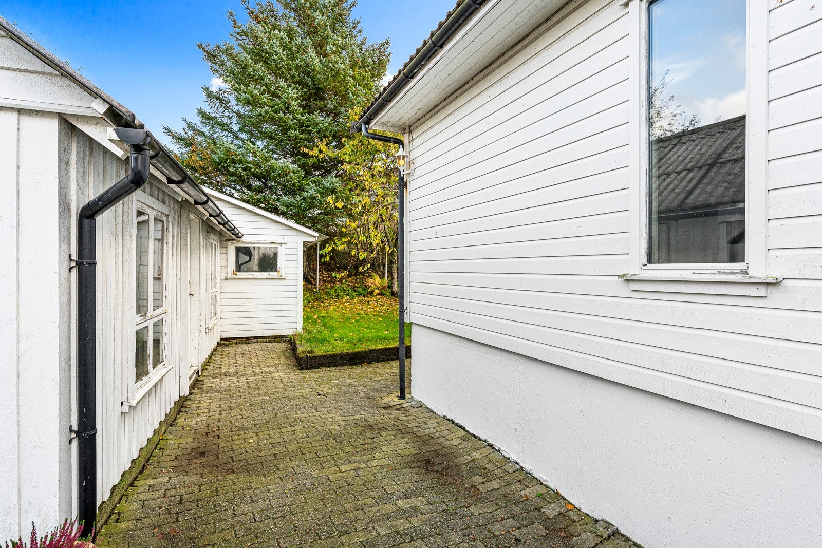 Foran både garasjen og inngangen er det en innkjørsel med belegningsstein og mulighet for parkering. Galleribilde
