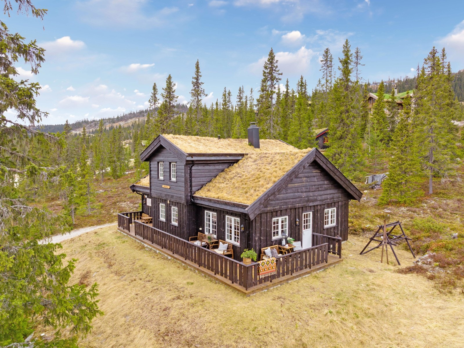 Tomta ligger i forholdsvis flatt terreng. Galleribilde