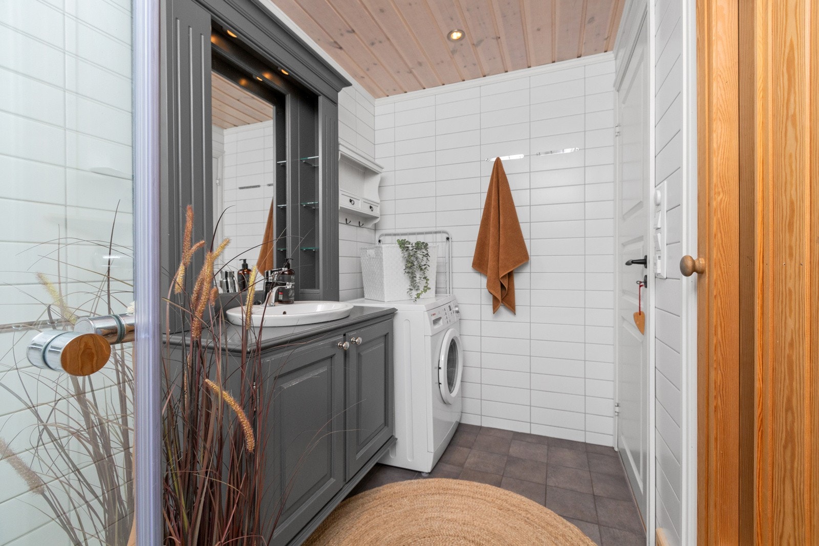 Flislagte gulv og vegger på begge badene. Galleribilde