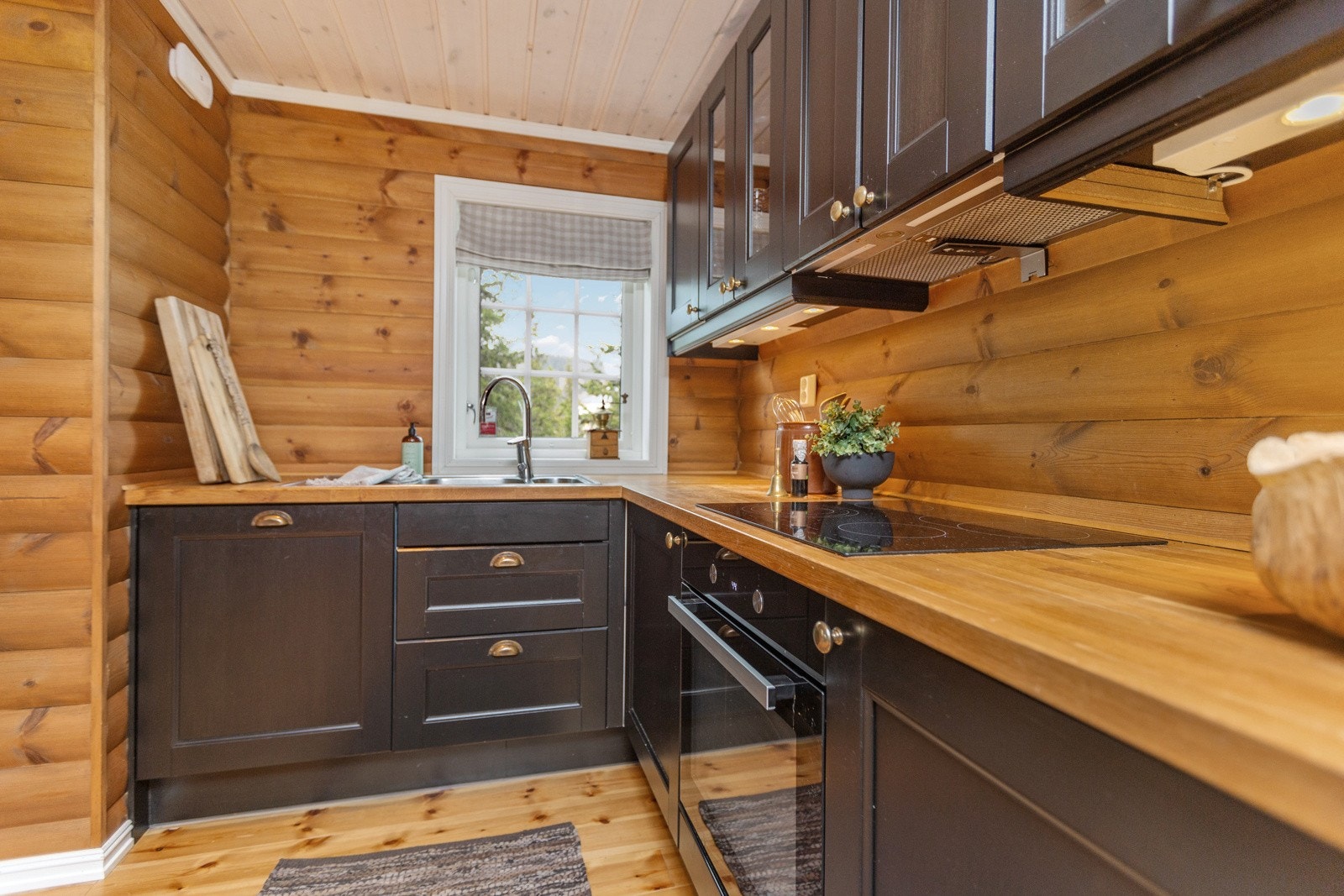 Elegant og praktisk kjøkken i sort utførelse med nydelige håndtak/skåler i antikk zamac. Galleribilde