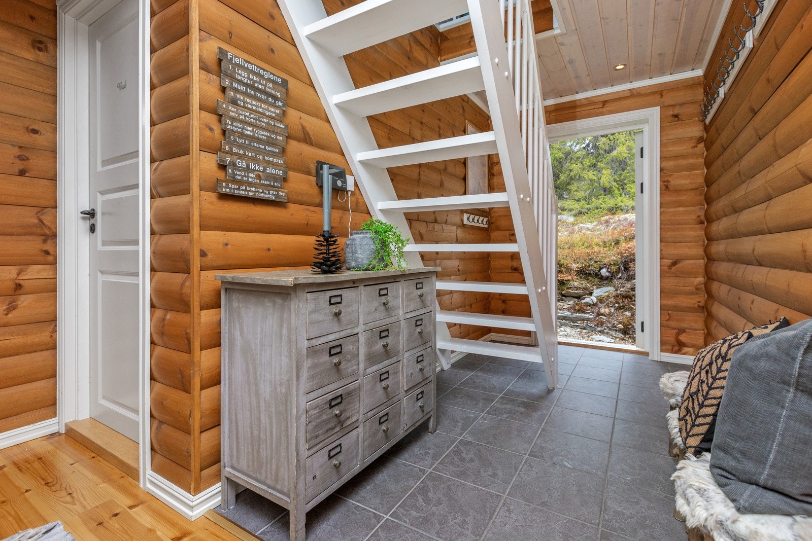 Gang med flislagt gulv og varmekabler og trapp opp til 2. etasjen. Galleribilde