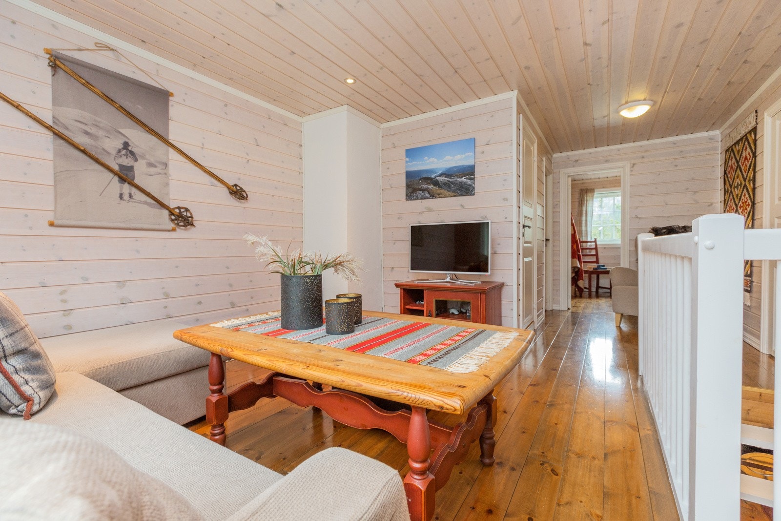 Lys og trivelig stue i 2. etasjen/loftsetasjen. Galleribilde