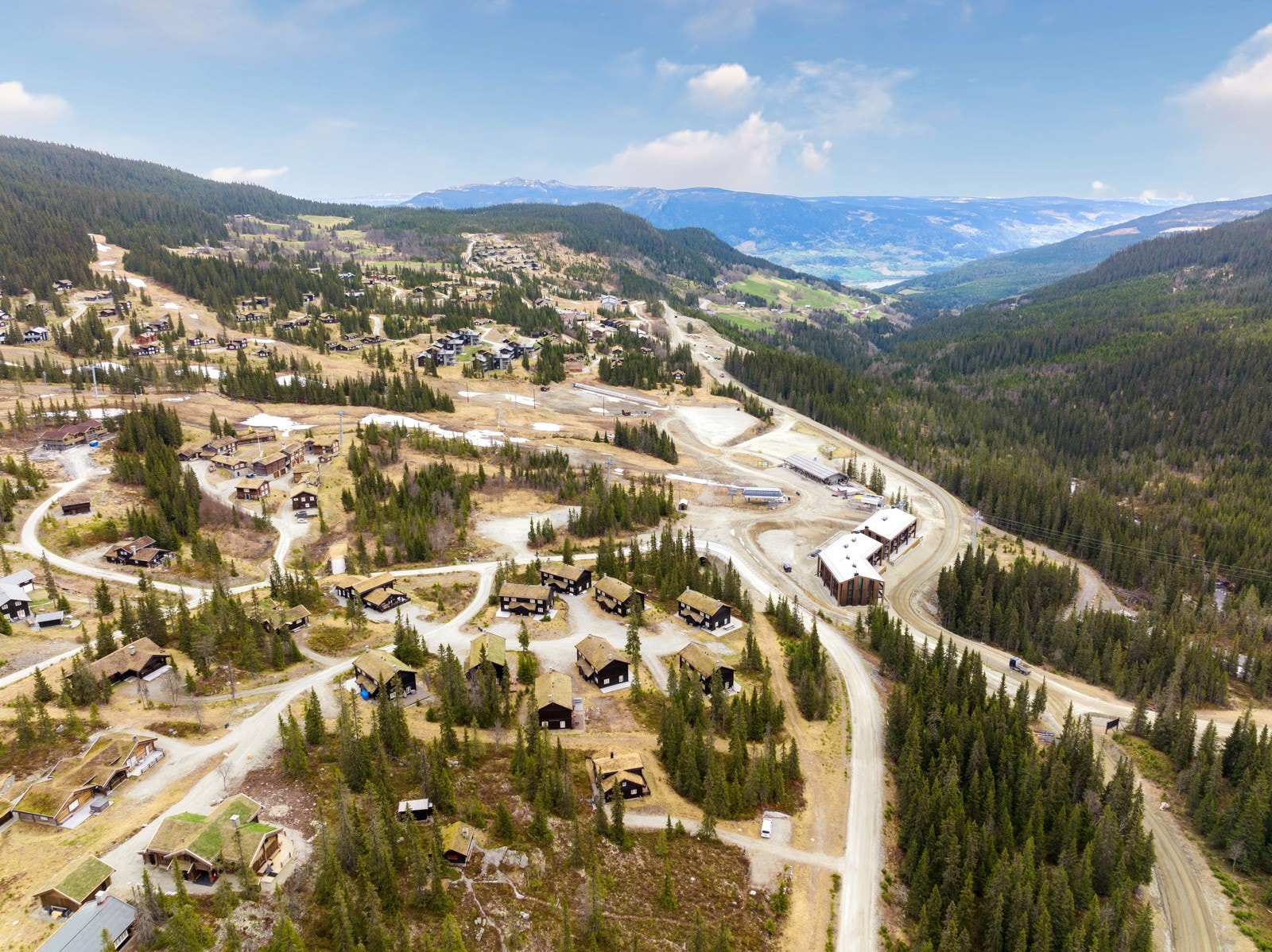 Eiendommen ligger nær alpinanlegget ved Kvitfjell Vest i skogsterreng på ca. 750 m.o.h. Galleribilde