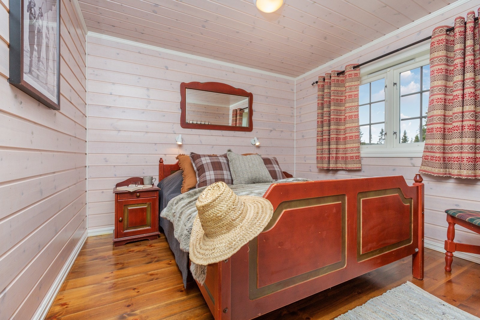 Norske folkeeventyr har vært gjennomgangstema med tradisjonelle Lom-bondemøbler. Galleribilde