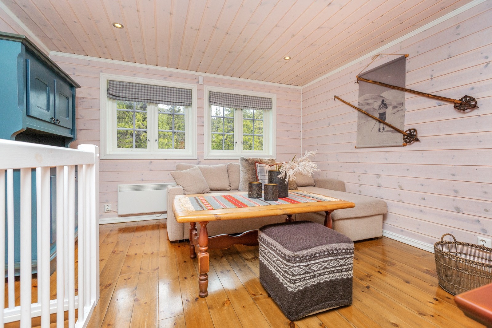 Stuen i loftsetasjen er fin å trekke seg tilbake i. Galleribilde