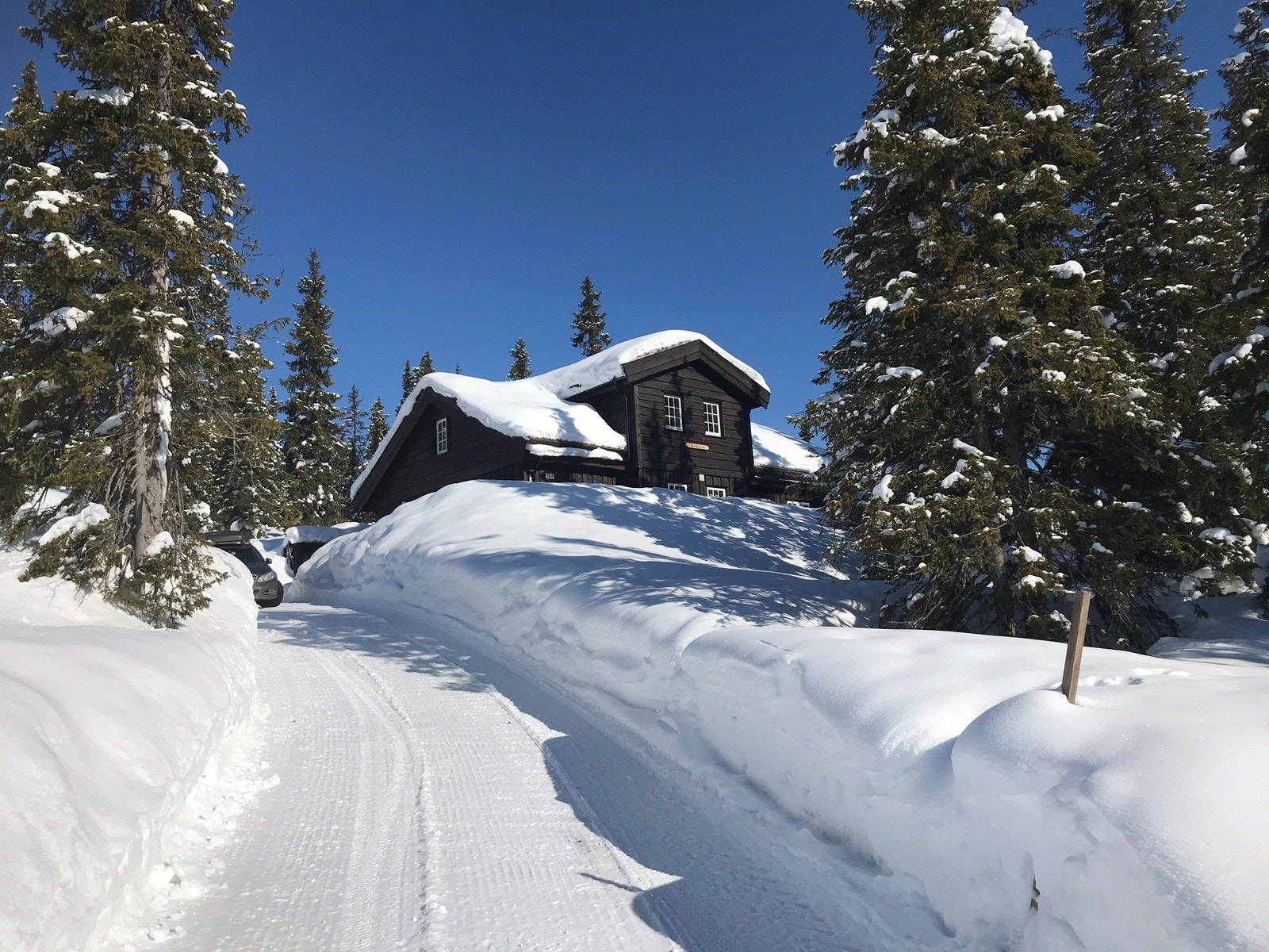 Snøbrøyting/strøing avtales via velforening med Pettersen Maskin. Galleribilde