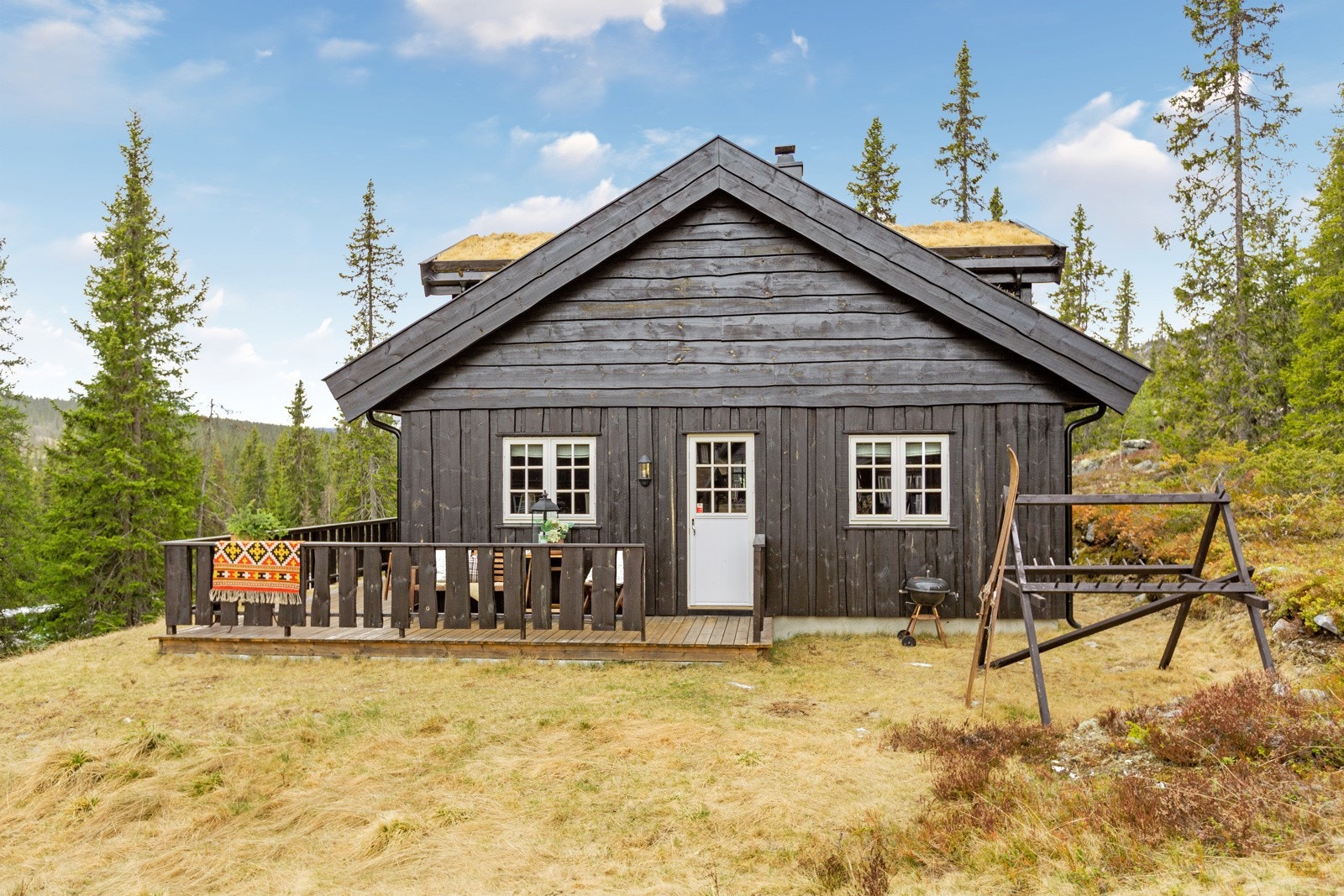 Fra hytta har man milevis med merkede tur-og sykkelstier. Galleribilde