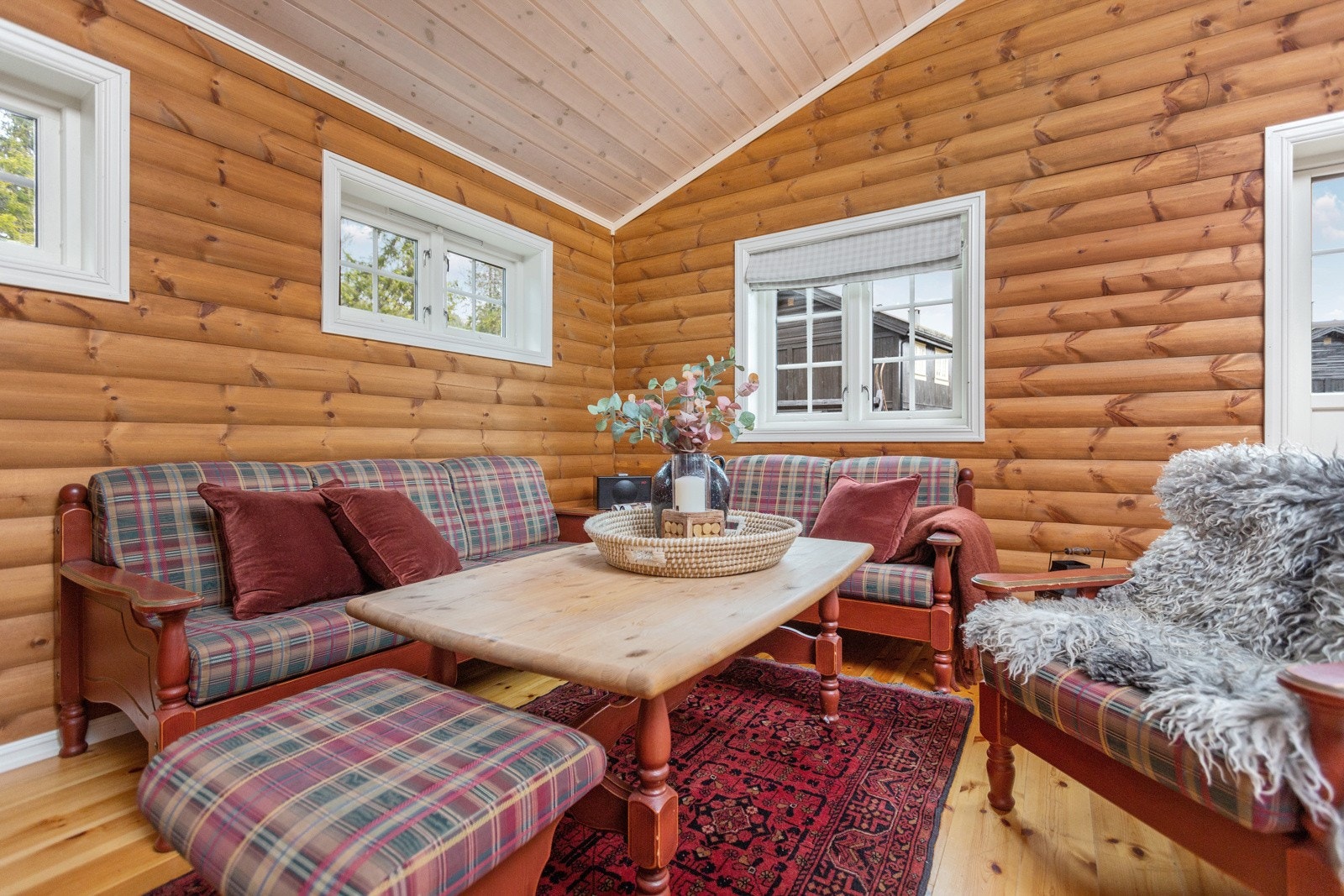 God plass til sofagruppe og tilhørende møbler. Galleribilde