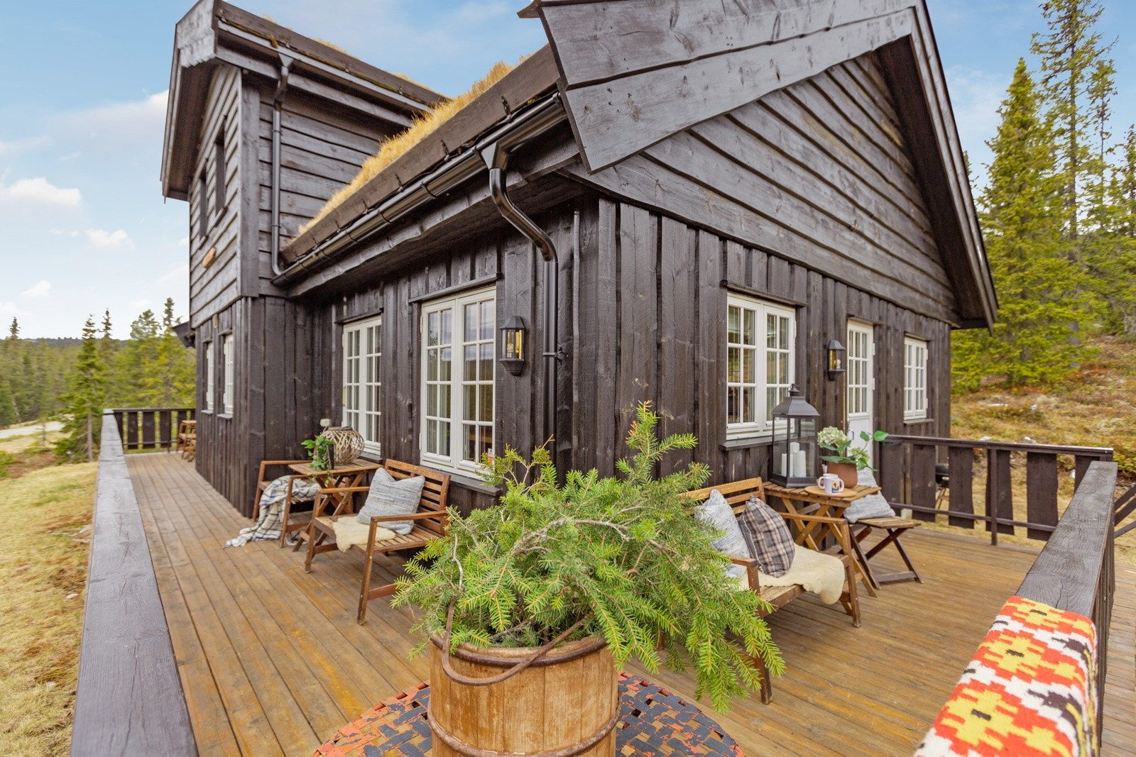 Romslig veranda med god plass til utemøbler. Galleribilde