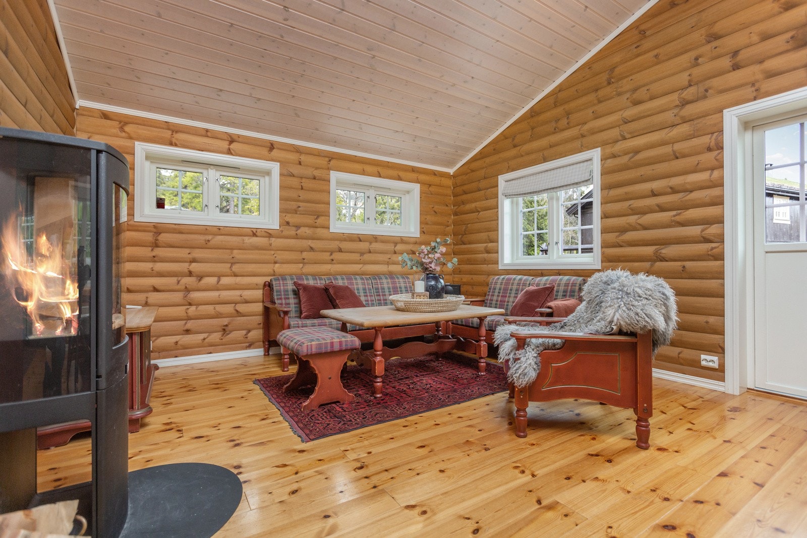 Hytta er oppført i 2012, og har en tradisjonell hyttestil. Galleribilde