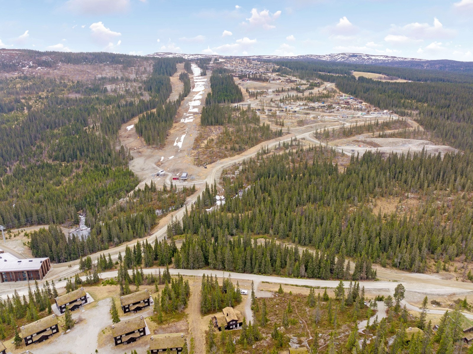 Eiendommen ligger i solhellinga på Kvitfjell Vest med 100 % ski inn/ut både langrenn og alpint. Galleribilde