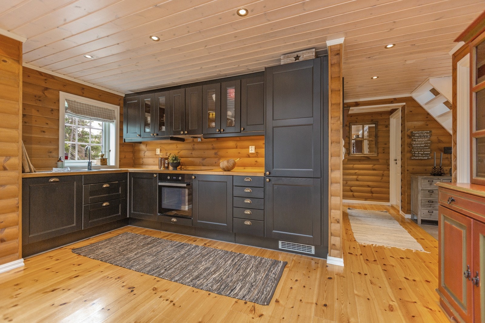 Kjøkkenet er i delvis åpen løsning med stue/spisestue. Galleribilde