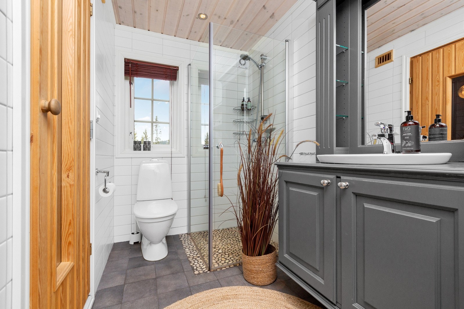 Begge bad har dusjnisje med innfellbare dusjdører. Galleribilde