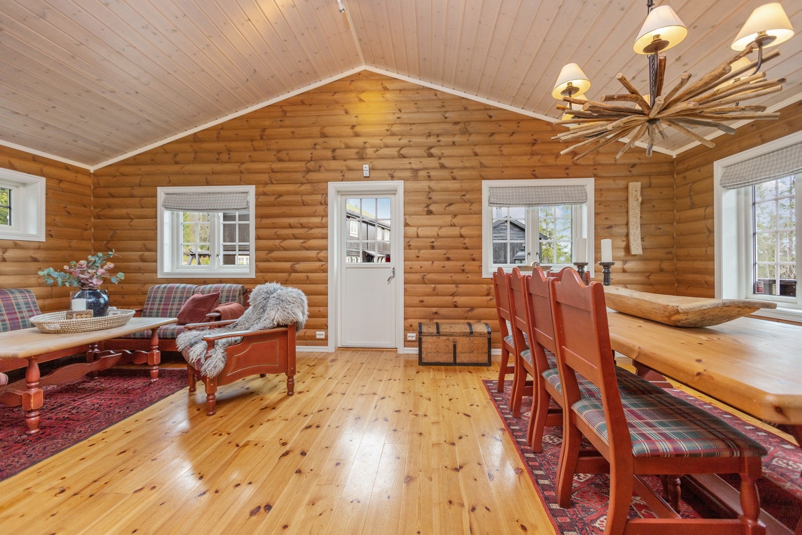 Stuen/spisestuen er romslig og har utgang til veranda. Galleribilde