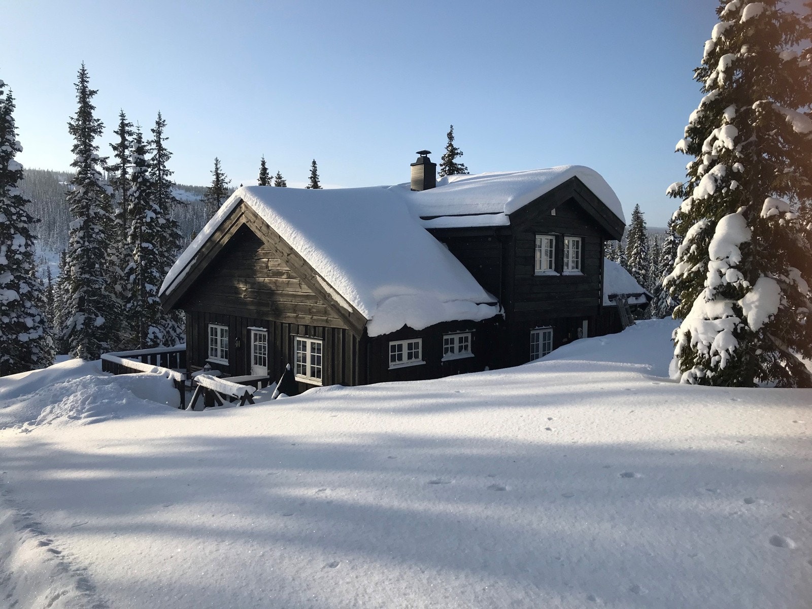 Hytta har en idyllisk og skjermet beliggenhet i nydelig terreng. Galleribilde