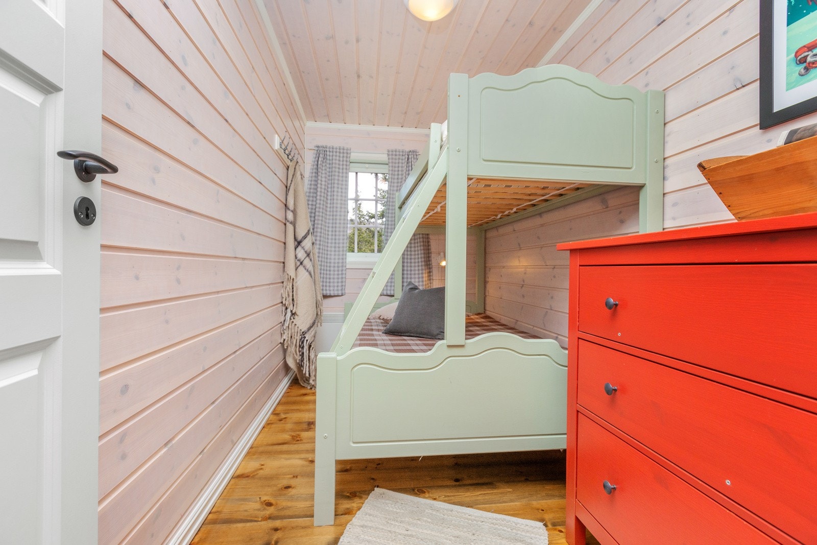 Soverom med familiekøyseng i 2. etasjen/loftsetasjen. Galleribilde