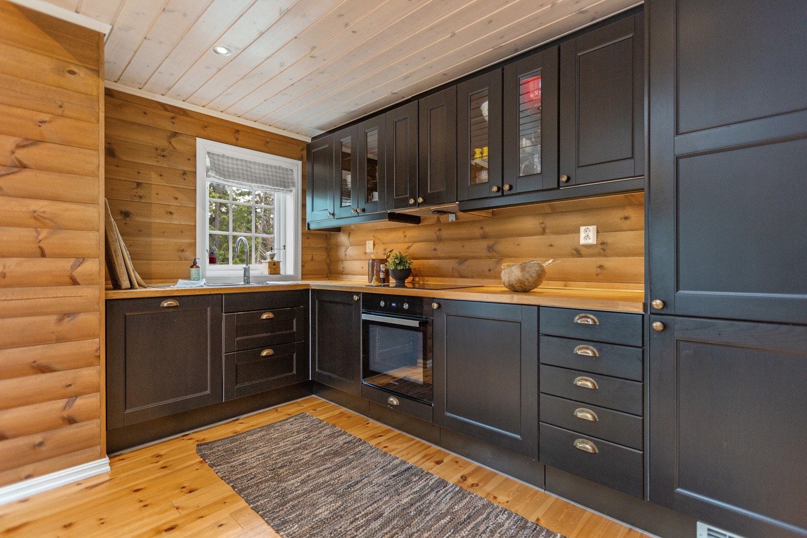 Det er godt med skap- og benkeplass på kjøkkenet. Galleribilde