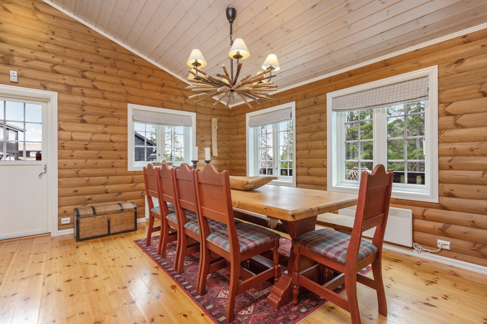 Det er plass til mange rundt spisebordet, for god mat og gode samtaler. Galleribilde