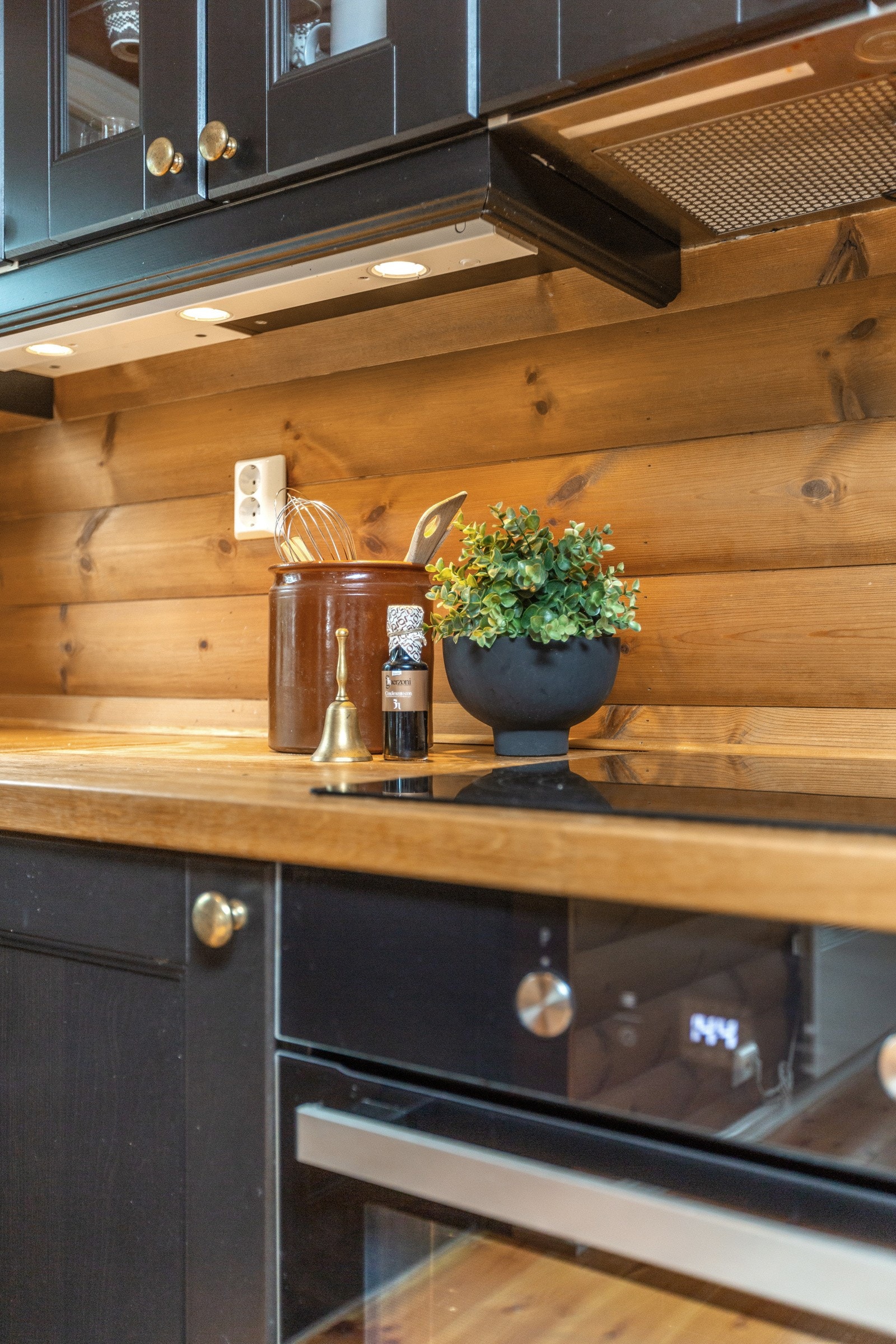 Kjøleskap med frysedel og oppvaskmaskin er integrert. Plass til komfyr Galleribilde