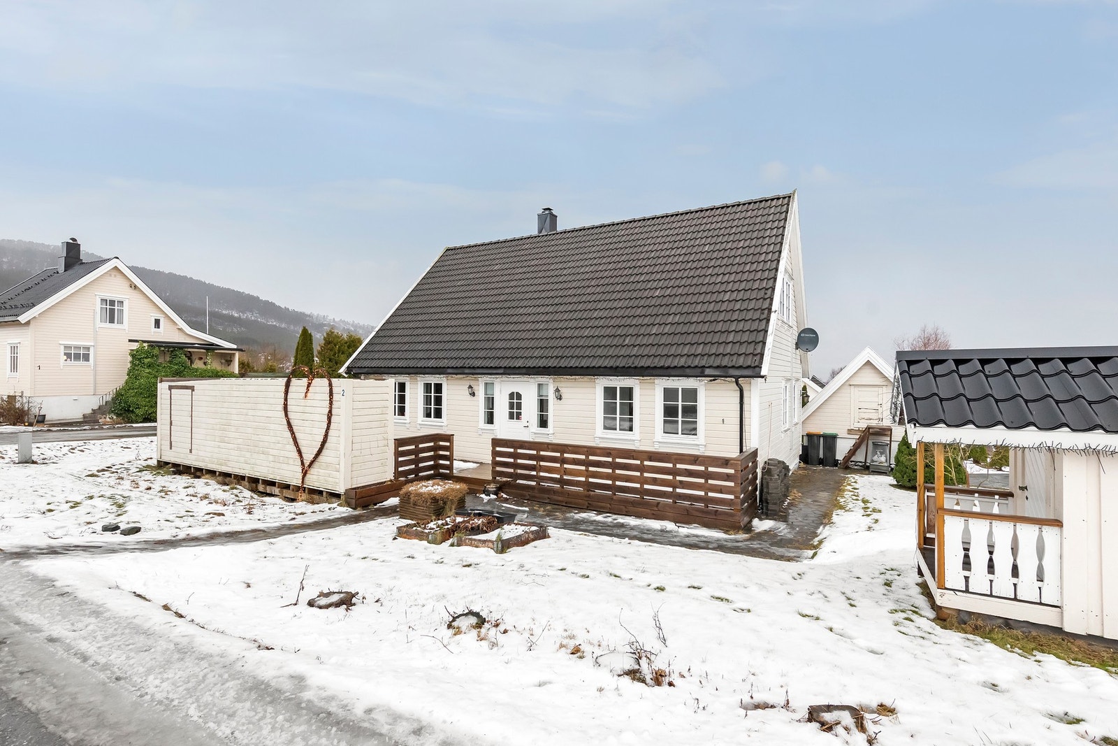 Tomt på 677 m2 med solrike terrasser Galleribilde
