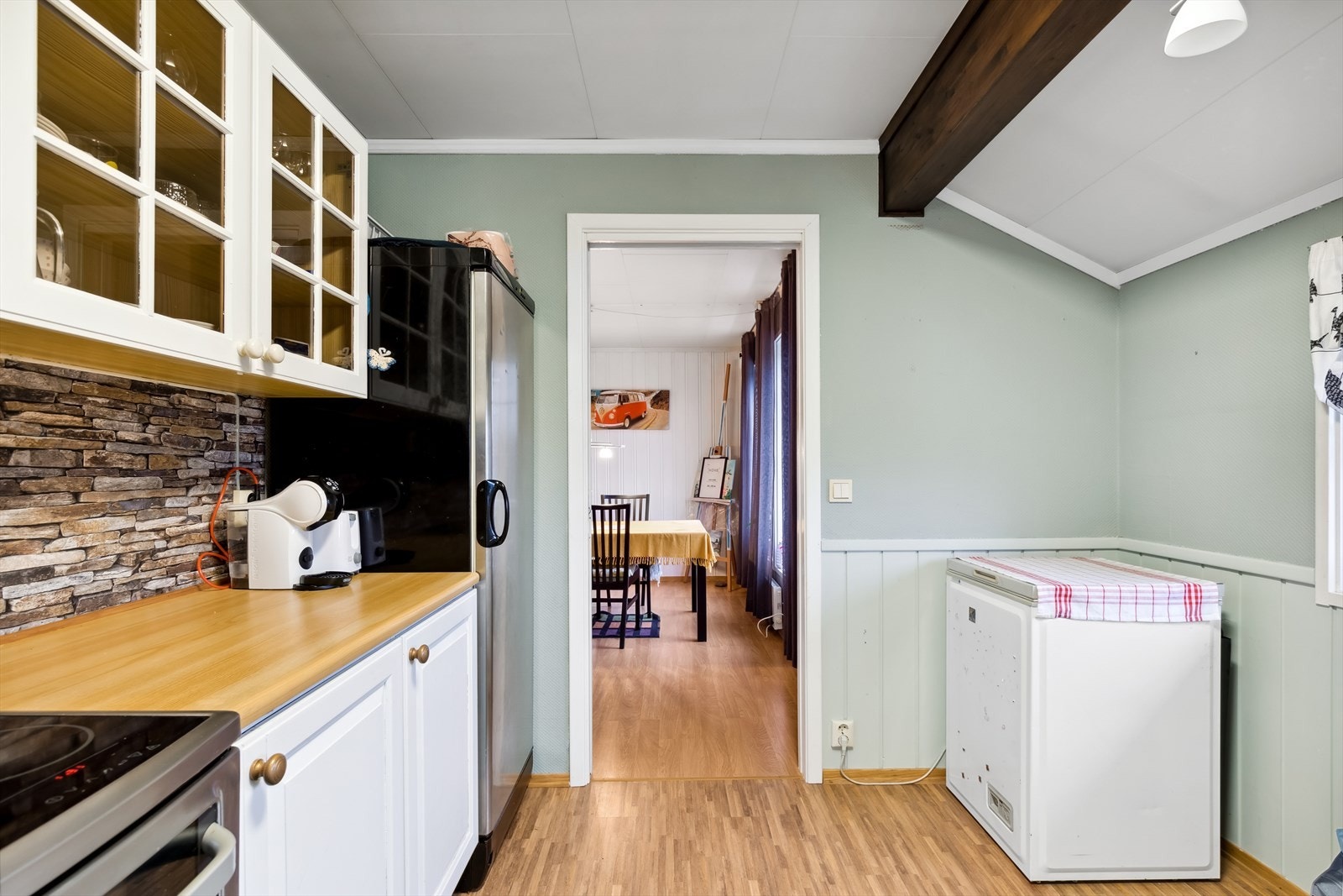 Dersom man ønsker er det fint med plass til kjøkkenbord inne på kjøkkenet, der frokosten eller litt mer hverdagslige måltider kan nytes. Galleribilde