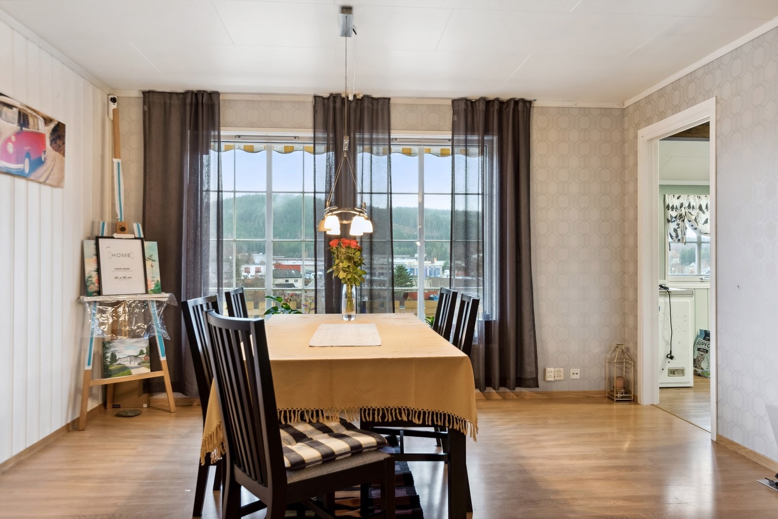 Ved kjøkkenet er det god plass til spisestue der hele familien kan samles rundt et godt måltid. Galleribilde