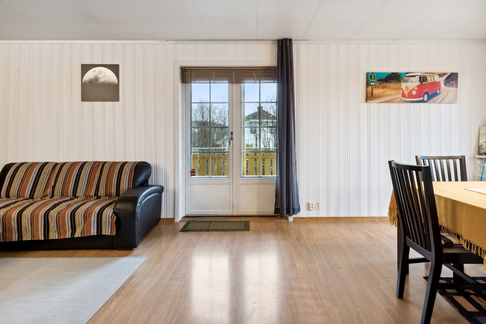 Det er store vindusflater som slipper inn rikelig med naturlig lys til rommet. Galleribilde