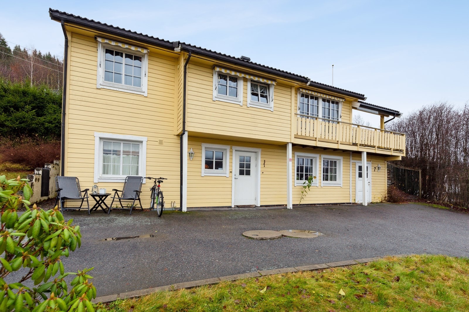 Eiendommen består av to bnr. og har god parkeringsdekning på asfaltert gårdsplass utenfor og nedenfor boligen. Galleribilde