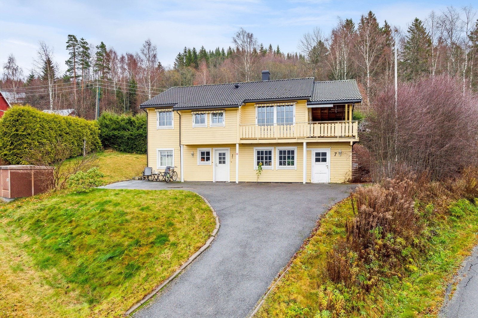 Eiendommen har en flott beliggenhet i en barnevennlig blindgate på Søndre Rasta, omlag seks minutters biltur sørover fra Kongsvinger sentrum. Galleribilde