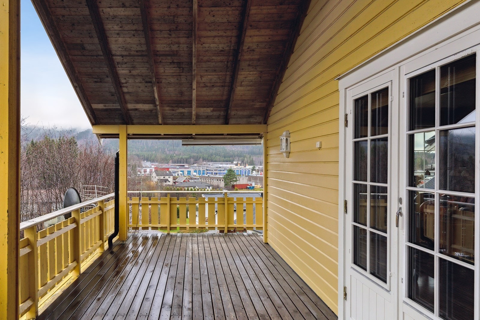 Boligen har en usjenert sydvendt veranda som nyter gode solforhold og en flott utsikt. Galleribilde