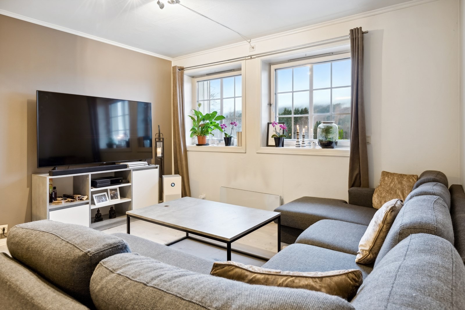 Det er lagt et pent nytt gulv i stue, kjøkken, entré og soverom i løpet av det siste året. Galleribilde