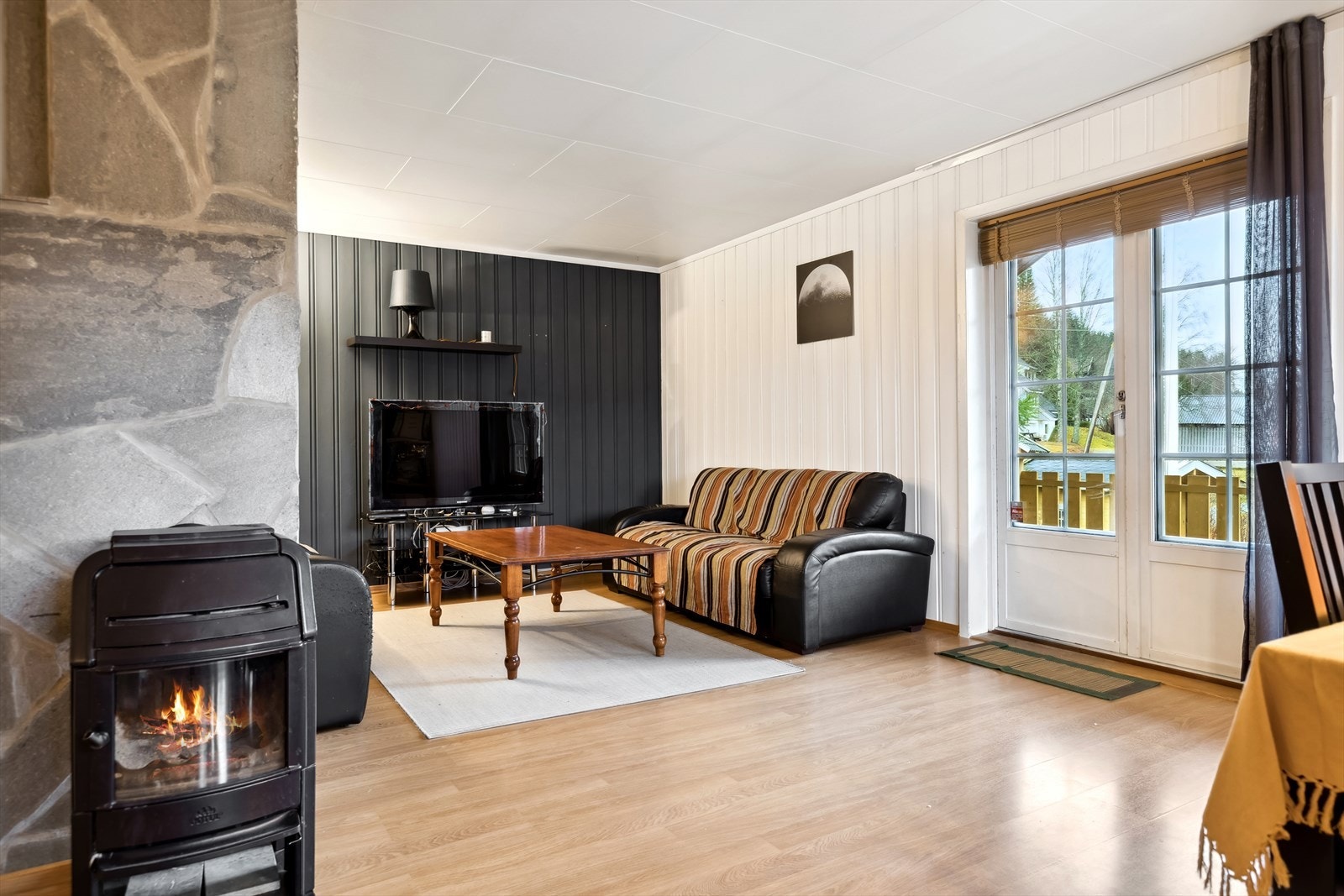 Her er det vedfyring som bidrar godt med varme og hygge i det hustrige og mørke vinterhalvåret. Galleribilde