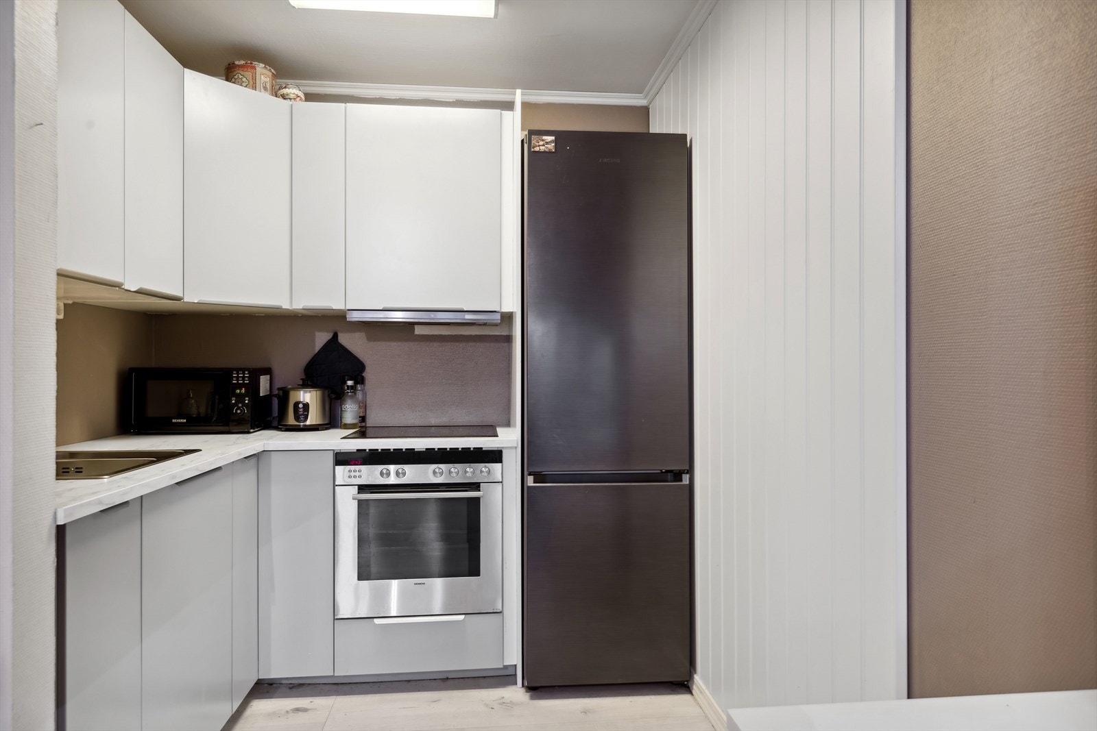 Innredningen er godt utbygd med hensyn til plassen, og har det man behøver for å lage mat. Galleribilde