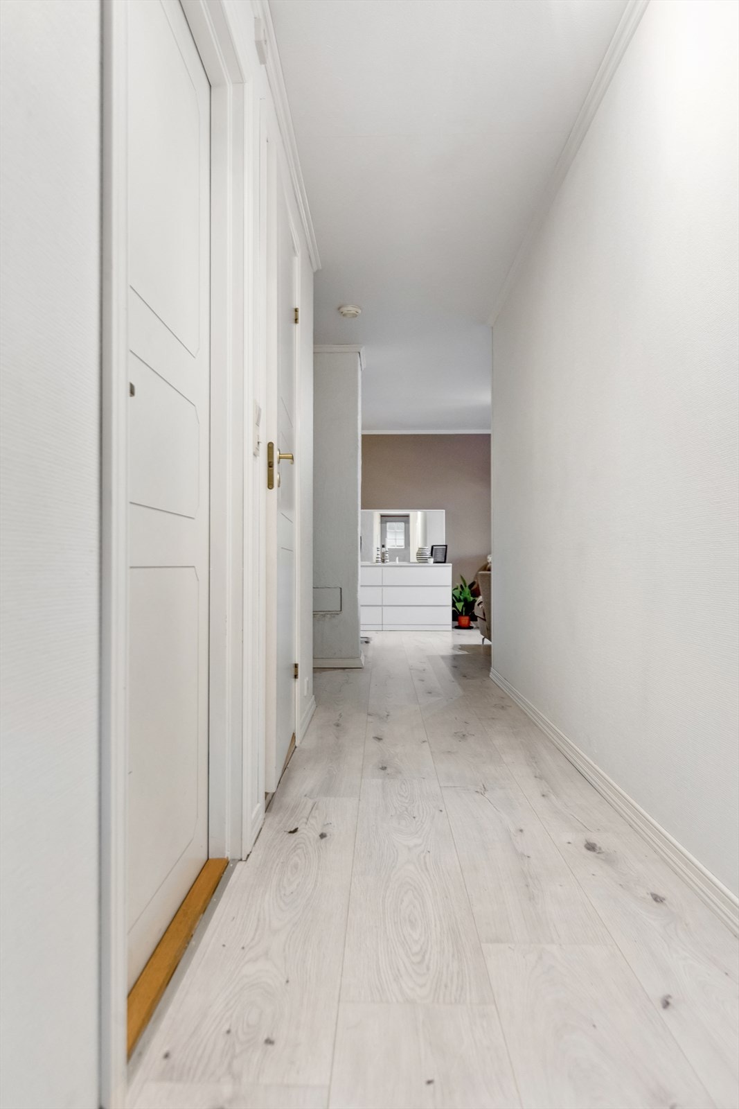 Entréen i utleiedelen fremstår som lys og innbydende. Galleribilde