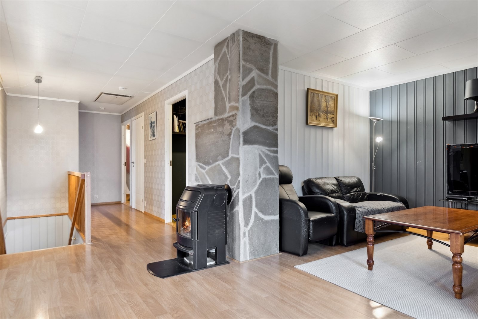 Stuen er romslig utformet og har en god planløsning som åpner opp for flere sosiale soner. Galleribilde