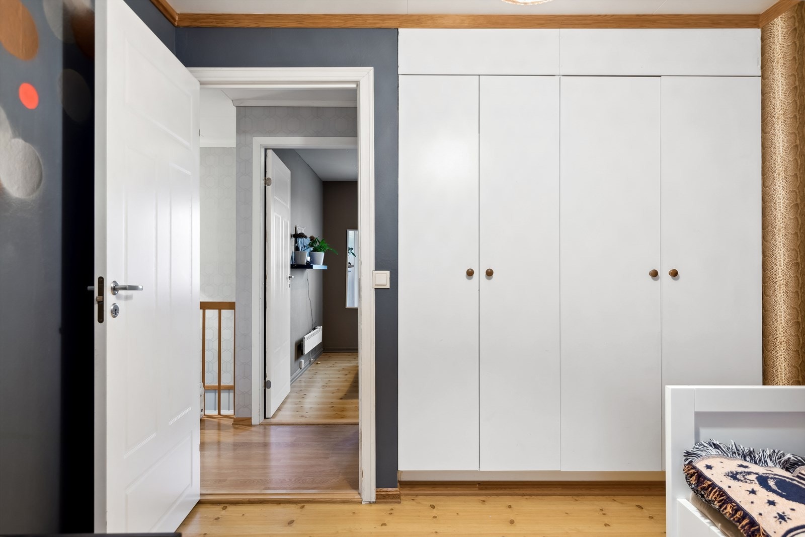 Det er garderobeskap på alle tre soverommene. Galleribilde