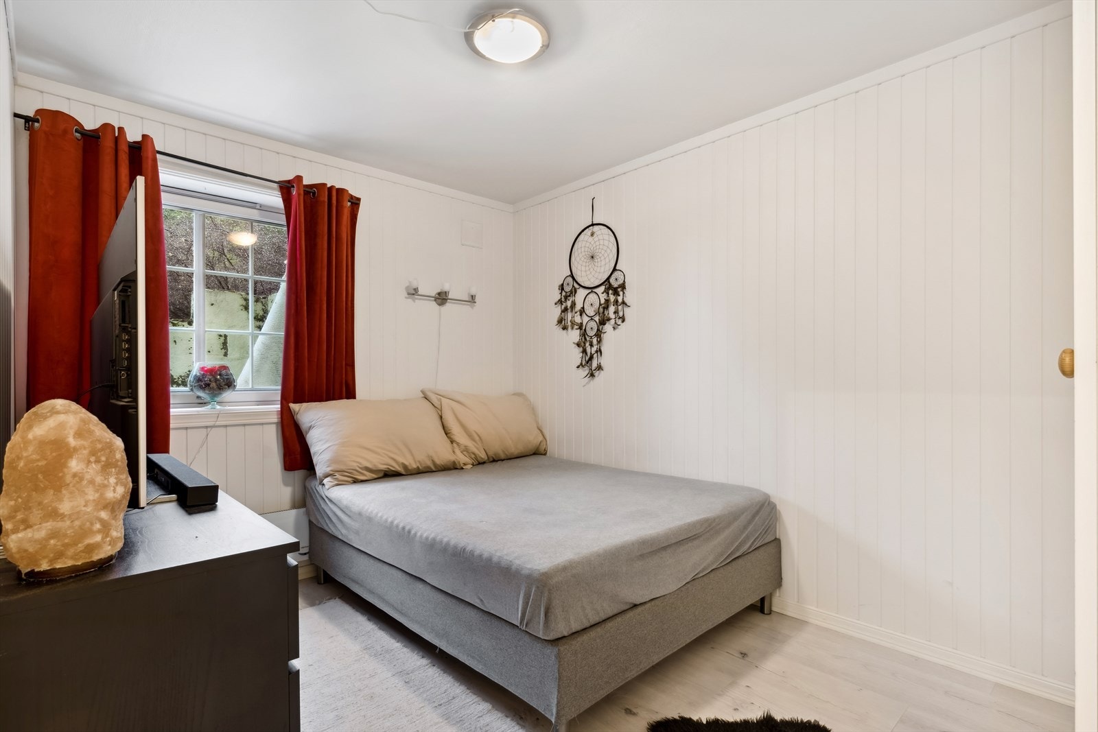 Leiligheten har ett romslig soverom. Her er det lyse og moderne overflater og godt med plass for møblement. Soverommet har garderobeskap. Galleribilde