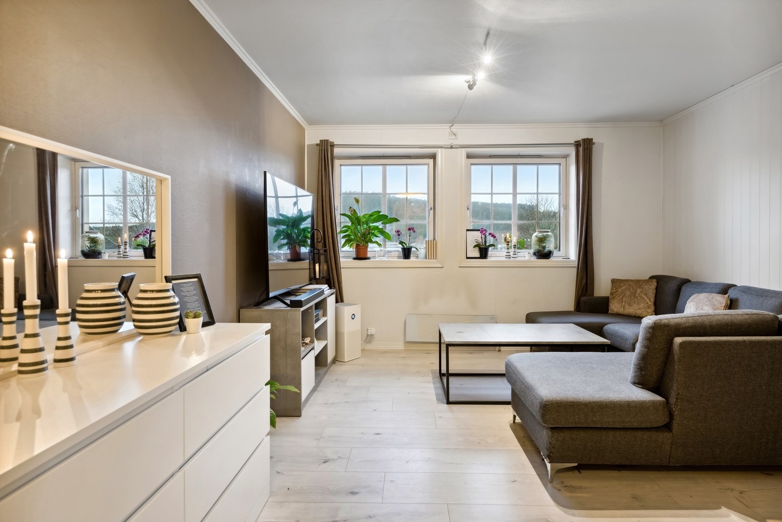 Stuen har lyse og moderne overflater med en fin kontrastvegg. Galleribilde