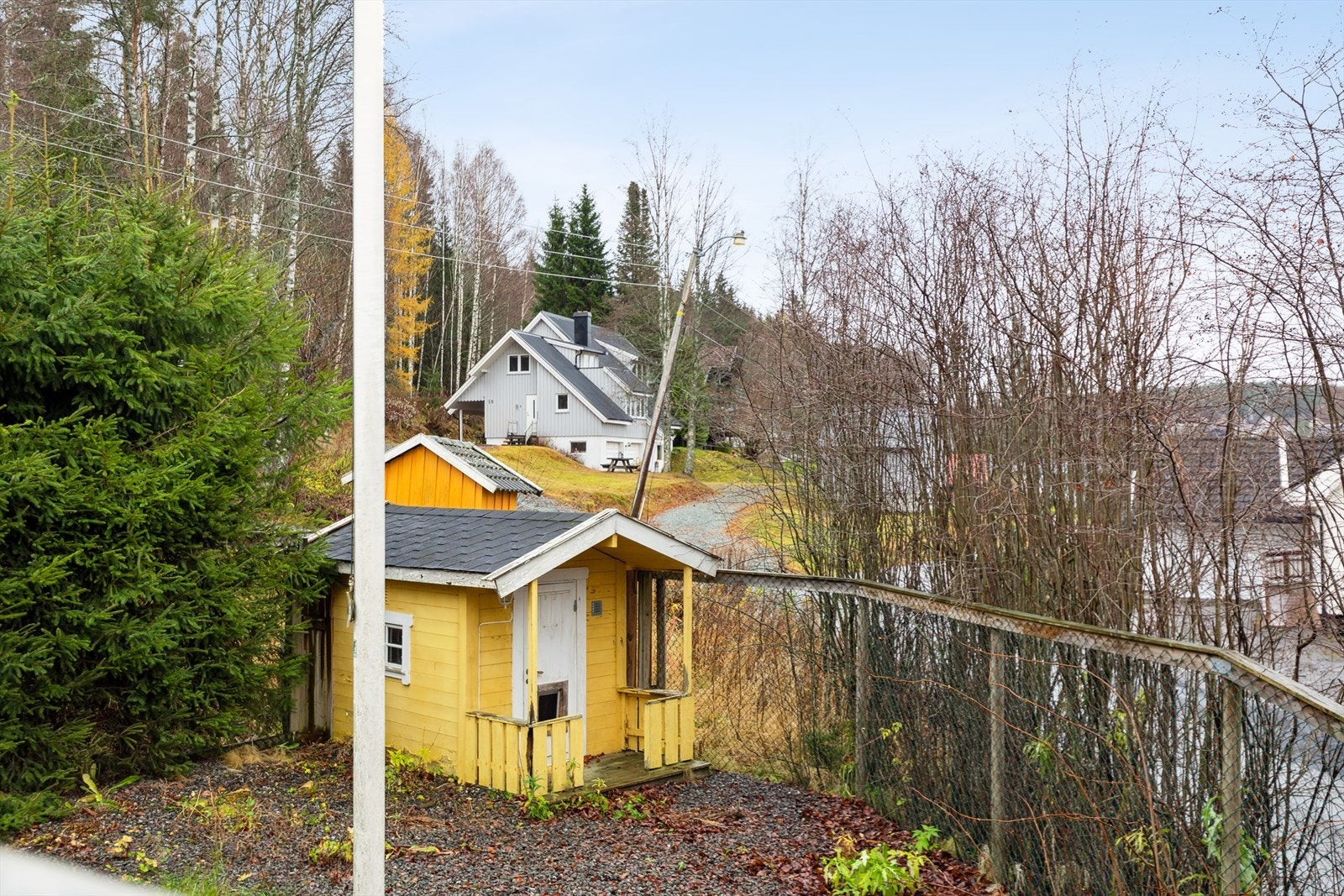 Tomten er pent opparbeidet med hage og beplantning som skjermer godt for vær og innsyn. Lekestue for de minste. Galleribilde