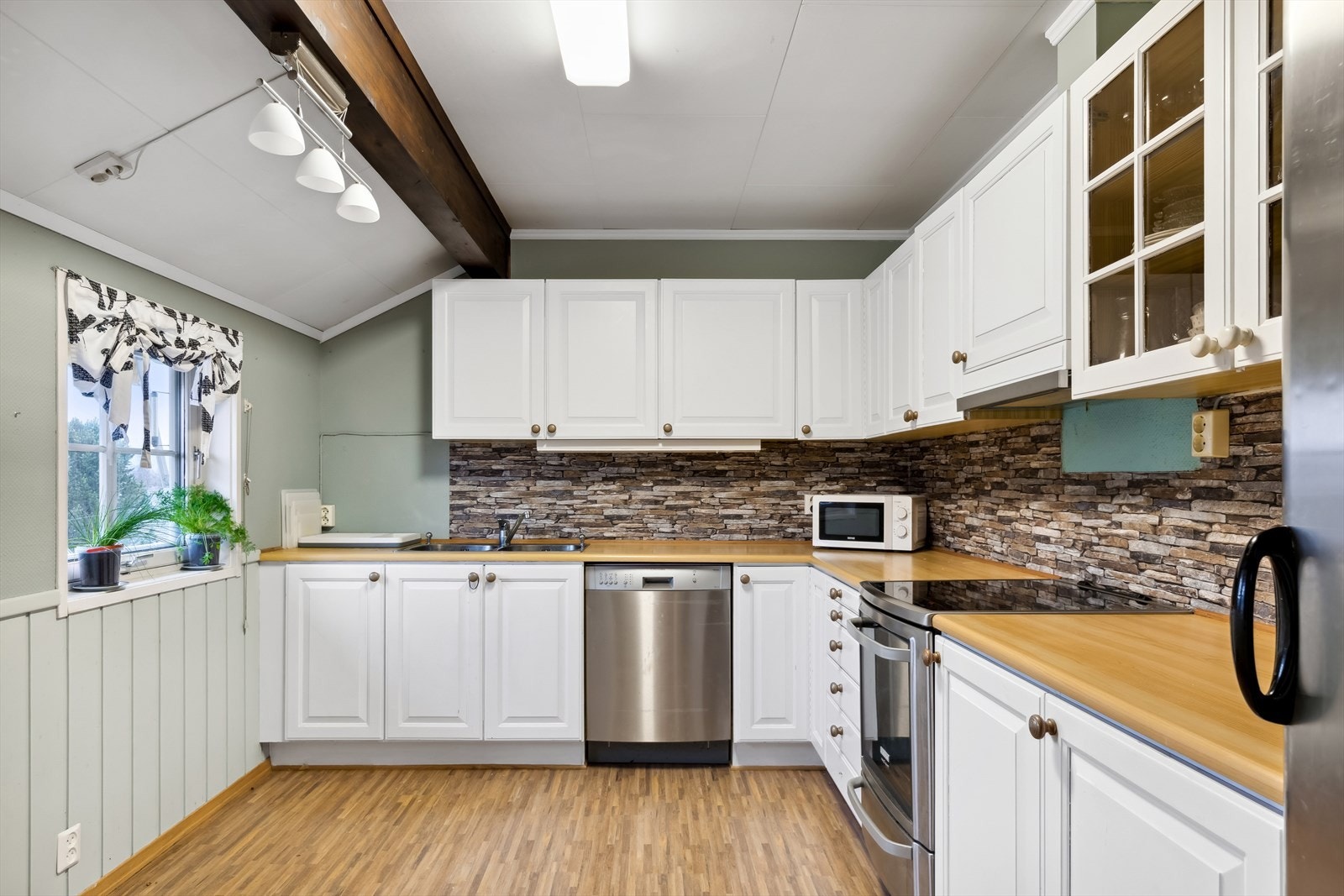 Kjøkkenet er etablert i et separat rom og er svært godt utbygd med hensyn til skap og benkeplass. Galleribilde