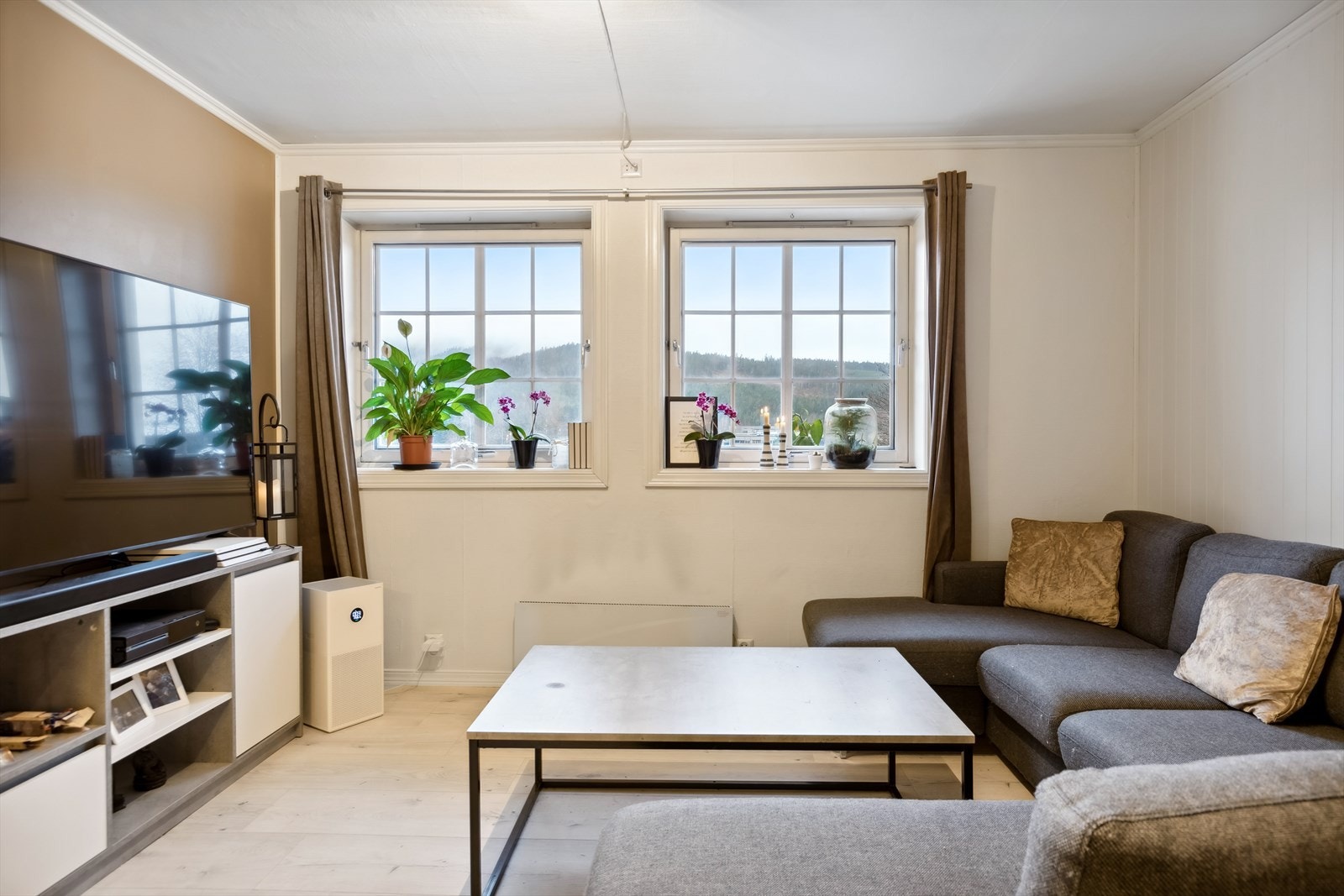 Stuen har tidsriktige og lyse overflater samt vinduer som slipper inn godt med naturlig lys. Galleribilde