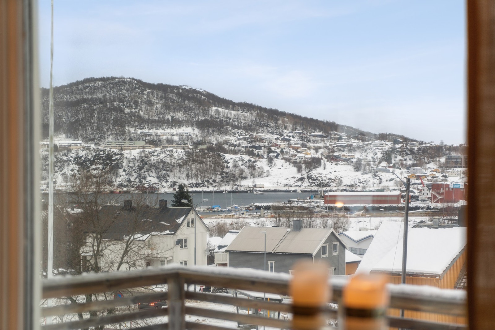 Fra boligen er det utsikt mot båthavna i Harstadbotn, og her skinner sola fra tidlig morgen i øst Galleribilde