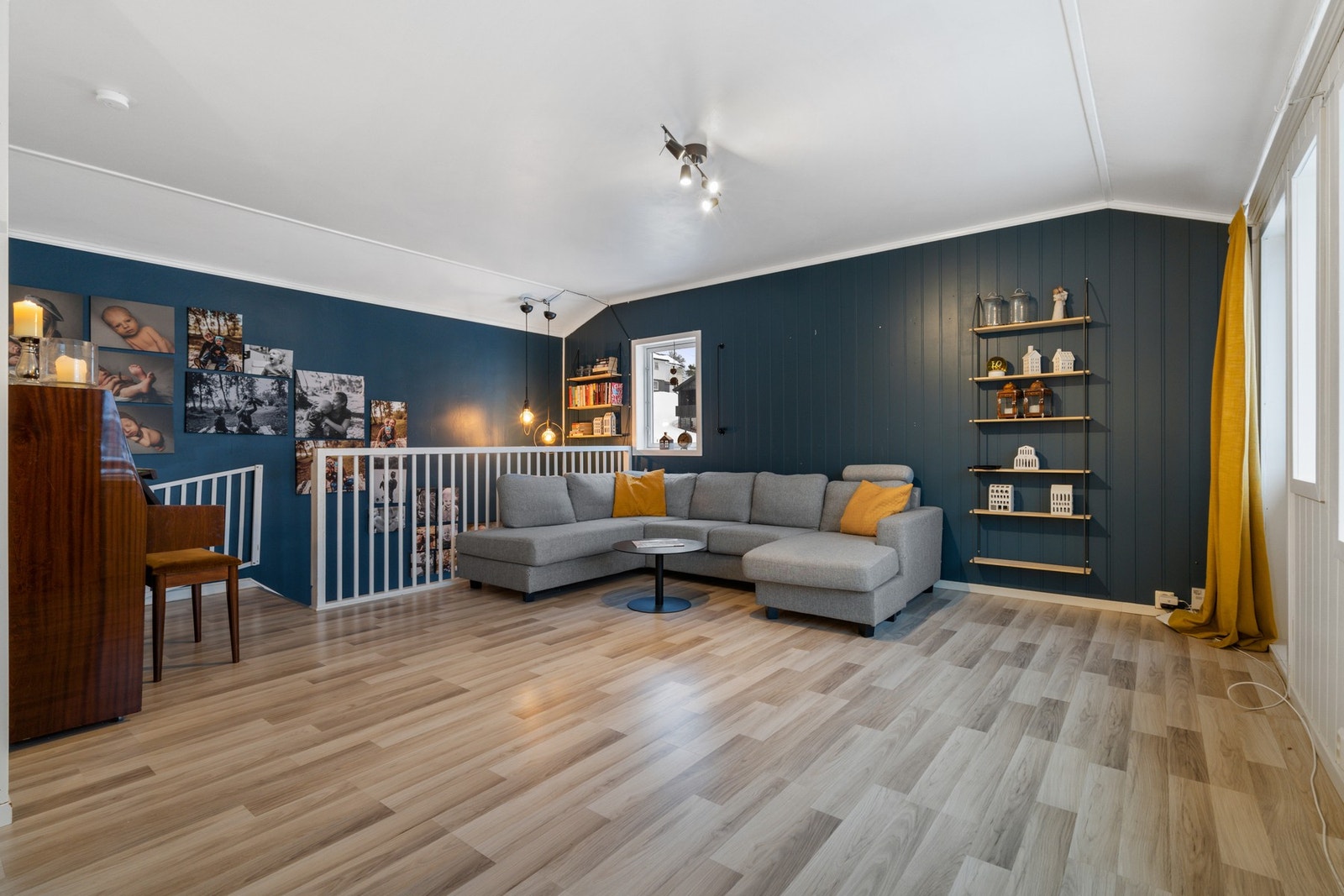 God takhøyde i stua Galleribilde