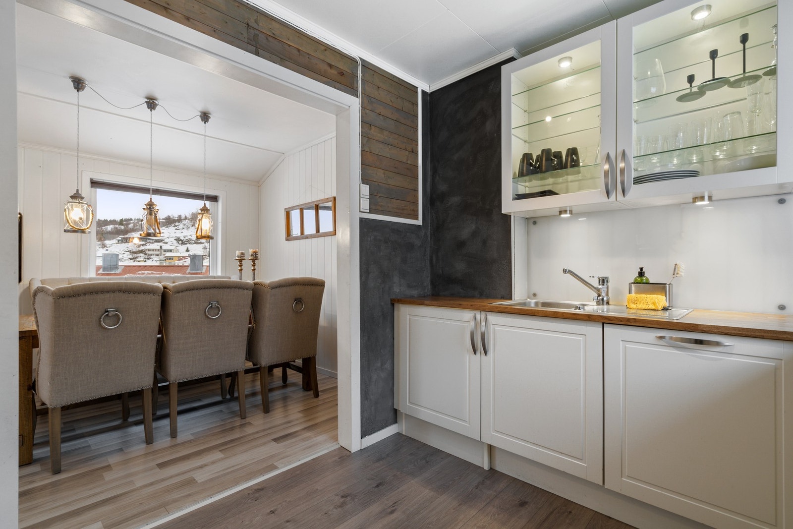 Åpen løsning i mellom kjøkken og spisestuedel Galleribilde