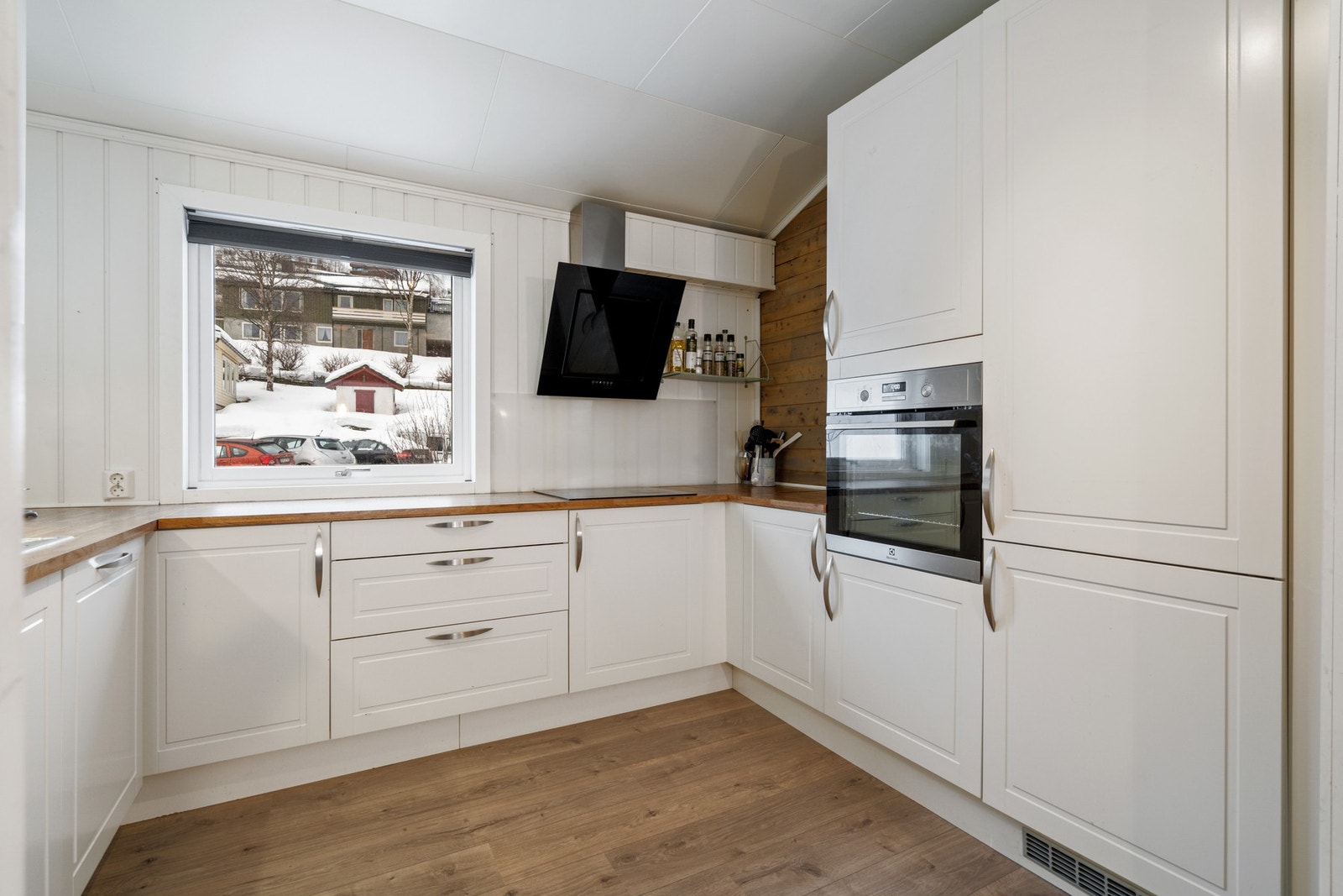 Flott kjøkken med integrerte hvitevarer Galleribilde