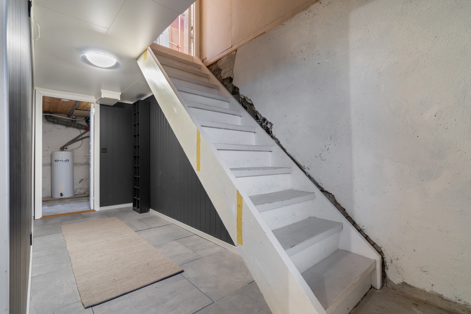 Trapp ned til kjelleren, her er det også en inngang. Galleribilde