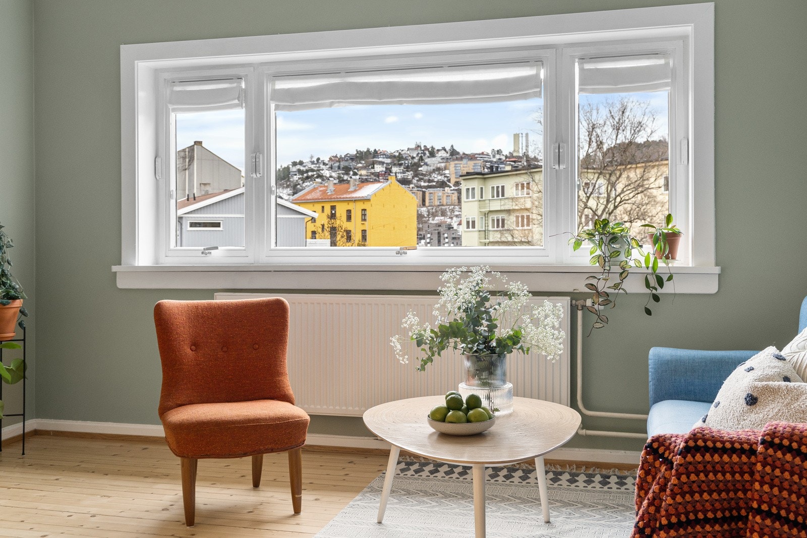 Store vindusflater sørger for et åpent hjem hvor dagslyset får boltre seg like mye innvendig som utvendig. Galleribilde