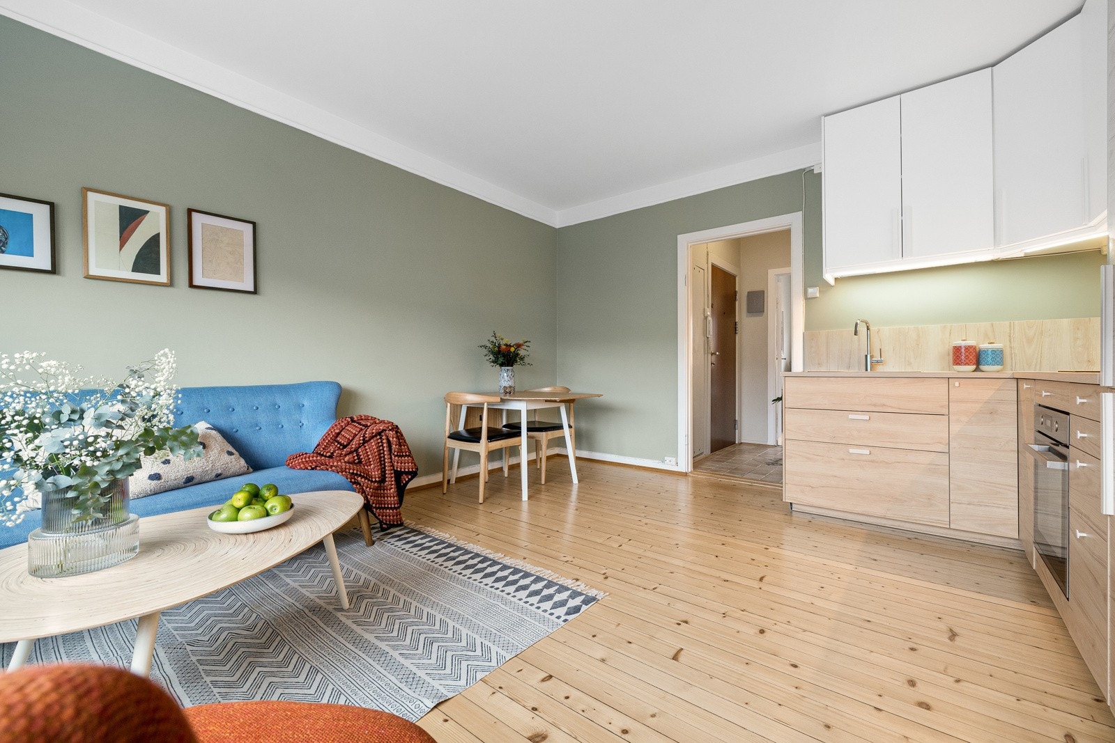 Stuen er et svært sosialt rom, med plass til både sofakroken og en hyggelig spisegruppe. Galleribilde
