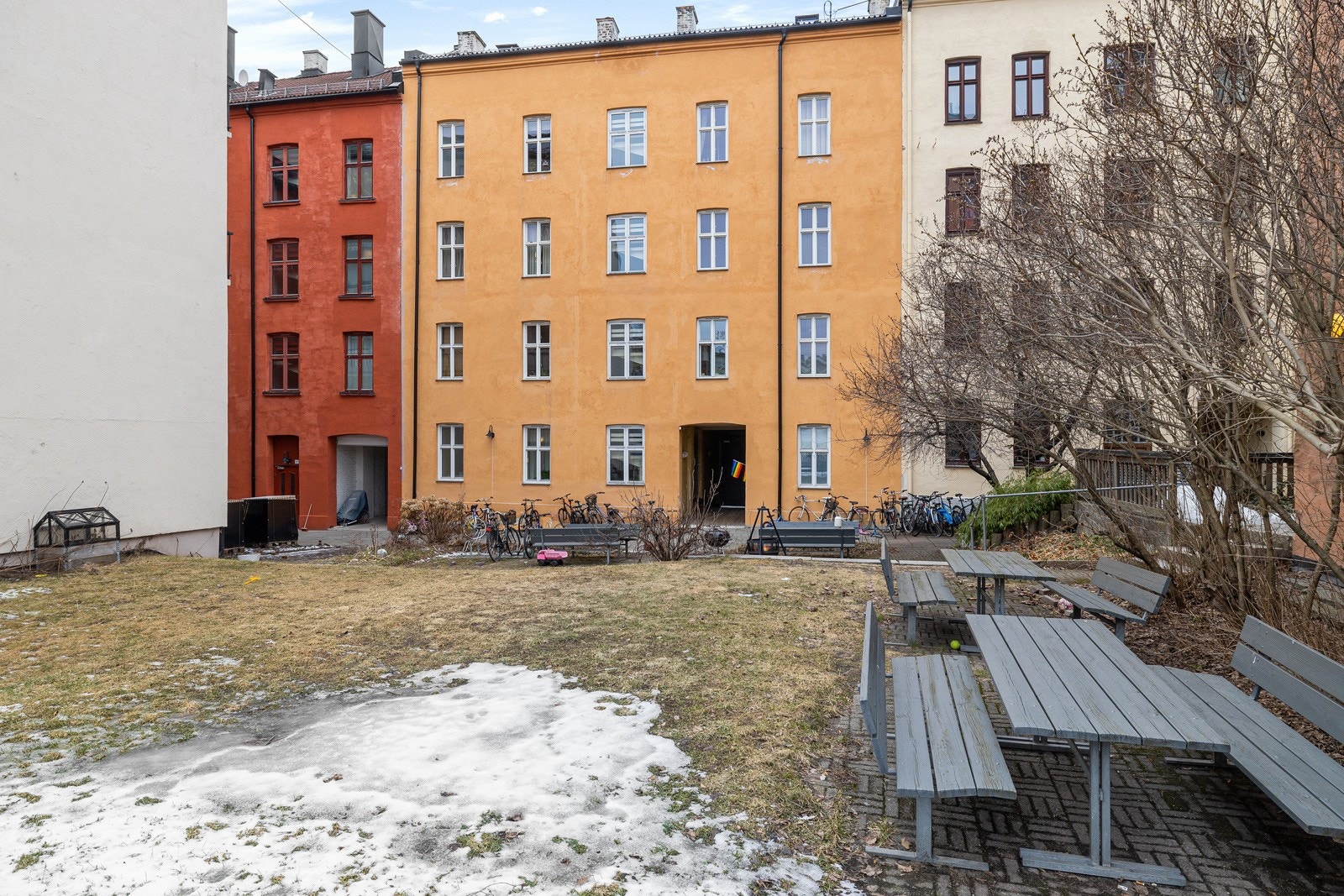 Vi gleder oss til vår og sommer.. I borettslagets bakgård er alt lagt til rette for grilling og sommerhygge på en velstelt gressplen. Galleribilde